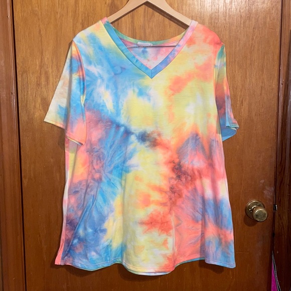 •CHICSOUL.COM•TIE-DYE SHORT SLEEVE V-NECK TOP. SIZE 3X EUC - Picture 4 of 7